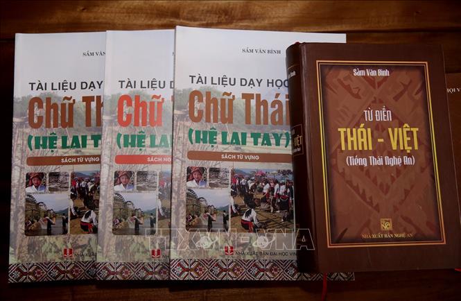Trong ảnh: Bộ sách dạy học chữ Thái hệ Lai - Tay gồm 5 cuốn theo từng chủ đề của ông Sầm Văn Bình được sử dụng rộng rãi ở các lớp học chữ Thái hiện nay. Ảnh: Bích Huệ - TTXVN