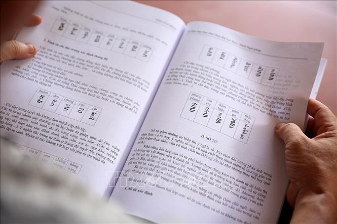 Trong ảnh: Bộ sách dạy học chữ Thái hệ Lai - Tay gồm 5 cuốn theo từng chủ đề của ông Sầm Văn Bình được sử dụng rộng rãi ở các lớp học chữ Thái hiện nay. Ảnh: Bích Huệ - TTXVN