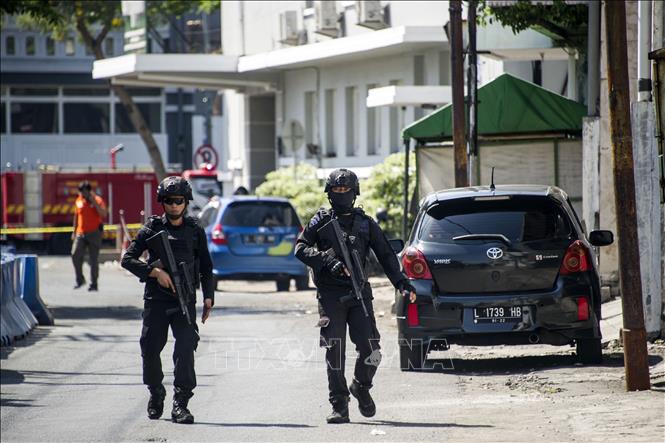 Trong ảnh: Cảnh sát tuần tra tại thành phố Surabaya, Indonesia. Ảnh: AFP/TTXVN