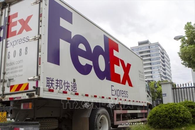 Trong ảnh (tư liệu): Phương tiện chuyển phát của FedEx tại Thượng Hải, Trung Quốc ngày 9/8/2019. Ảnh: ChinaPlus/TTXVN