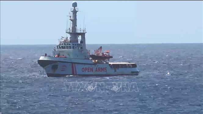 Trong ảnh: Tàu nhân đạo Open Arms chở người di cư được giải cứu ở ngoài khơi đảo Lampedusa, miền Nam Italy ngày 15/8/2019. Ảnh: AFP/TTXVN