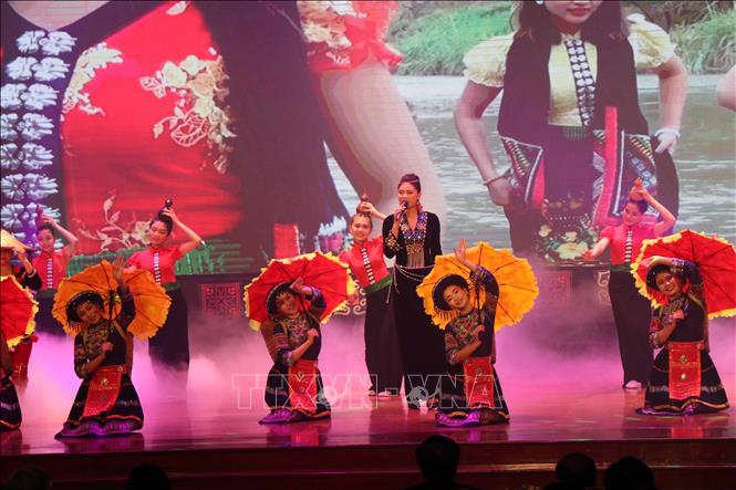 Photo: An art performance during the festival. VNA Photo: Hữu Quyết