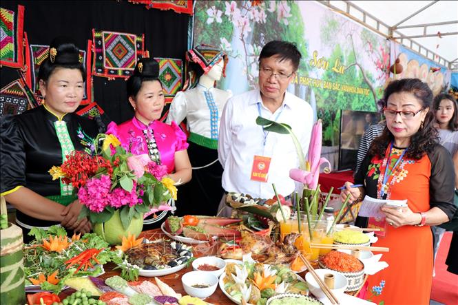 Photo: Introducing delicacies of the communities at the festival. VNA Photo: Hữu Quyết