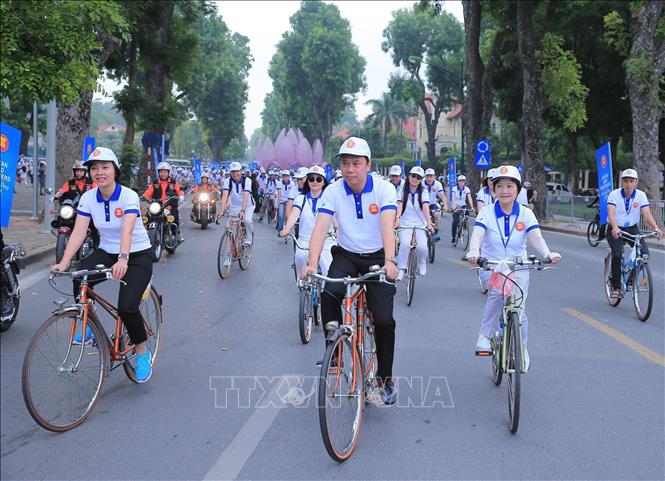 Photo: Vietnamese Deputy Foreign Minister Nguyen Quoc Dung (middle) joins the cycling with nearly 200 participants. VNA Photo: Lâm Khánh 