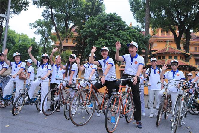 Photo: Vietnamese Deputy Foreign Minister Nguyen Quoc Dung joins the cycling with nearly 200 participants. VNA Photo: Lâm Khánh 