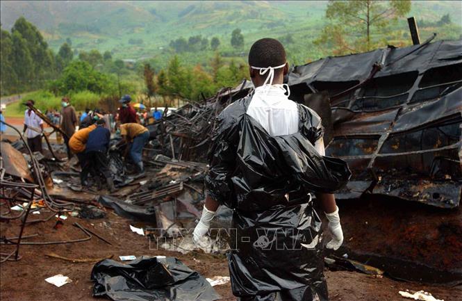 Trong ảnh (tư liệu): Lực lượng chức năng làm việc tại hiện trường vụ va chạm giữa xe bồn chở nhiên liệu với xe khách ở Bunyaruguru, huyện Bushenyi, miền Tây Uganda. Ảnh: AFP/TTXVN