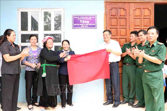 Trong ảnh: Phó Bí thư Thành ủy Thành phố Hồ Chí Minh Võ Thị Dung (trái) và Phó Bí Thư tỉnh ủy Lai Châu Vũ Văn Hoàn (phải) bàn giao căn nhà mới cho cho gia đình Thượng úy Triệu Xuân Thành, chiến sĩ Đồn Biên phòng Pa Vệ Sử - Bộ đội Biên phòng Lai Châu. Ảnh: Công Tuyên-TTXVN