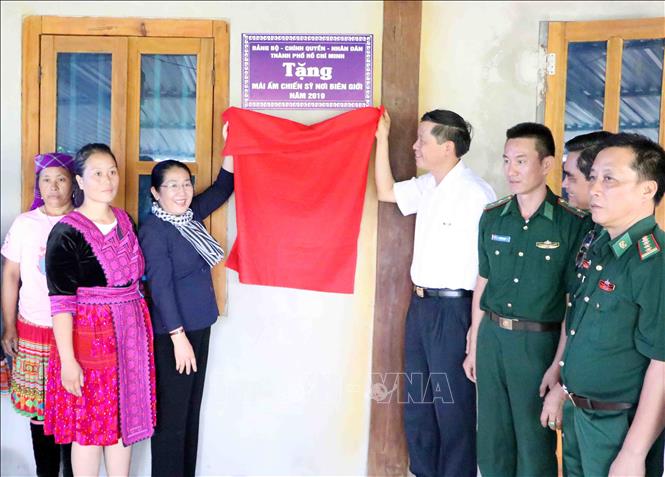 Trong ảnh: Phó Bí thư Thành ủy Thành phố Hồ Chí Minh Võ Thị Dung (trái) và Phó Bí Thư tỉnh ủy Lai Châu Vũ Văn Hoàn (phải) bàn giao căn nhà mới cho cho gia đình Trung úy Giàng A Trừ. Ảnh: Công Tuyên-TTXVN