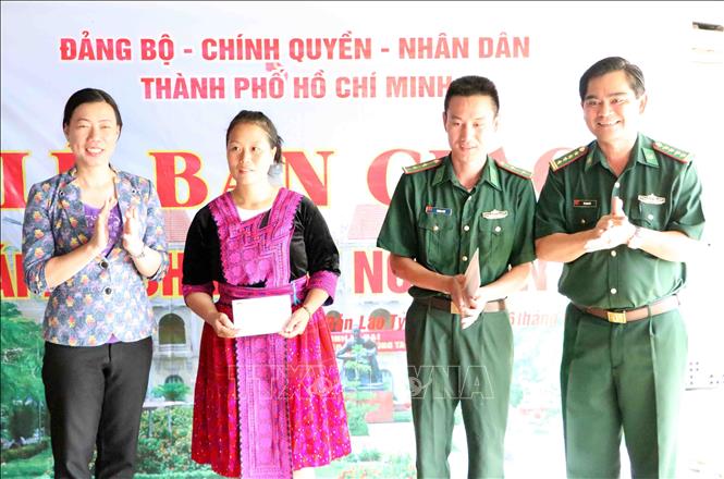 Trong ảnh: Lãnh đạo Bộ Chỉ huy Bộ đội Biên phòng thành phố Hồ Chí Minh tặng quà cho gia đình Trung úy Giàng A Trừ, Trinh sát viên Đồn Biên phòng Hua Bum - Bộ đội Biên phòng Lai Châu. Ảnh: Công Tuyên-TTXVN
