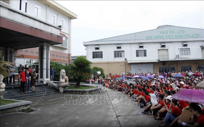 Trong ảnh: Ban lãnh đạo mới công ty TNHH Kai Yang Việt Nam phát biểu trước hàng nghìn công nhân tại buổi gặp. Ảnh: An Đăng - TTXVN