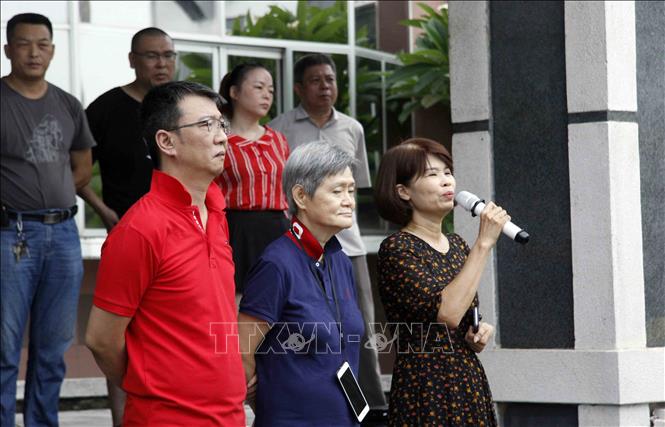 Trong ảnh: Ban lãnh đạo mới công ty TNHH Kai Yang Việt Nam phát biểu trước hàng nghìn công nhân tại buổi gặp. Ảnh: An Đăng - TTXVN