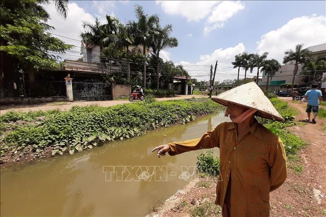 Bà Nương Thị Phượng, ở khu phố Tân Đồng I, phường Tân Thiện hài lòng về suối Đồng Tiền đã hồi sinh trở lại. Ảnh: Dương Chí Tưởng-TTXVN