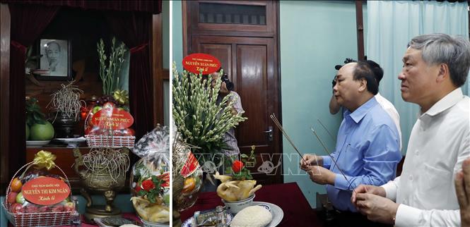 Photo: PM Nguyen Xuan Phuc offers incense to late President Ho at House 67. VNA Photo: Thống Nhất