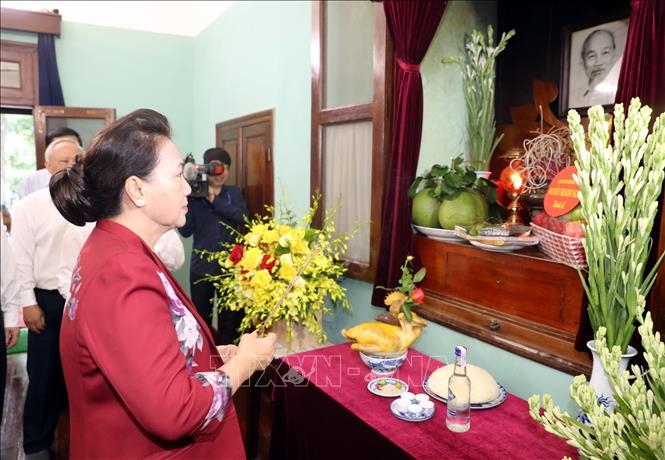Photo: NA Nguyen Thj Kim Ngan offers incense to President Ho at House 67. VNA Photo: Trọng Đức