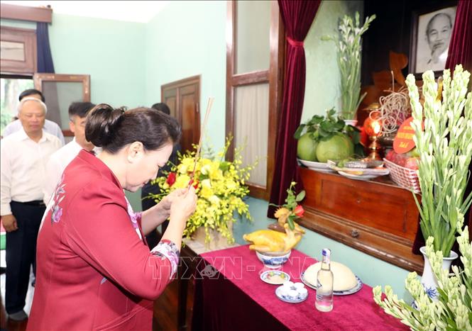 Photo: NA Nguyen Thj Kim Ngan offers incense to President Ho at House 67. VNA Photo: Trọng Đức