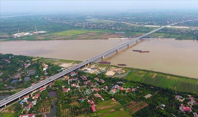 Trong ảnh: Cầu Hưng Hà bắc qua sông Hồng cùng tuyến nối 2 đường cao tốc Hà Nội - Hải Phòng và Cầu Giẽ - Ninh Bình được thông xe, đưa vào khai thác từ đầu năm 2019. Chiều dài toàn tuyến khoảng 6,2 km, trong đó cầu dài hơn 2 km, đoạn đường dẫn phía Hưng Yên trên 2 km, còn lại 2 km là đường dẫn từ Hà Nam. Ảnh: Phạm Kiên - TTXVN