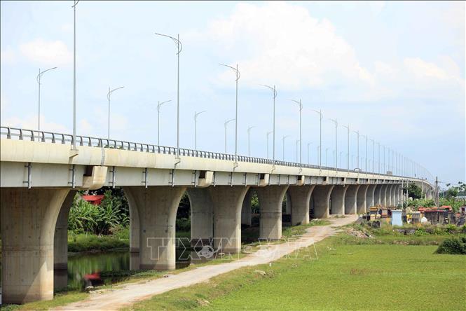 Trong ảnh: Cầu Hưng Hà được thiết kế vĩnh cửu bằng bê tông cốt thép và bê tông cốt thép dự ứng lực với 41 nhịp. Ảnh: Phạm Kiên - TTXVN