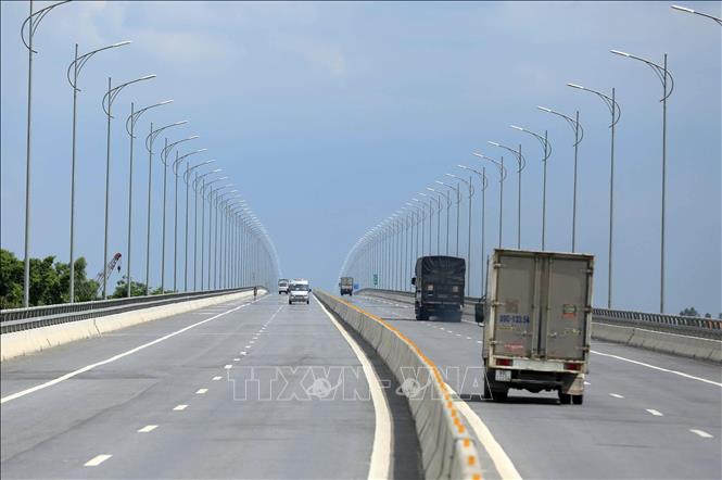 Trong ảnh: Dải phân cách giữa và ven cầu được lắp phản quang. Ảnh: Phạm Kiên - TTXVN