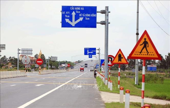 Trong ảnh: Tên cầu được ghép từ hai chữ đầu của địa danh Hưng Yên và Hà Nam. Đoạn đầu cầu phía Bắc thuộc xã Phương Chiểu (TP. Hưng Yên), đầu còn lại thuộc xã Chân Lý (huyện Lý Nhân, Hà Nam). Ảnh: Phạm Kiên - TTXVN