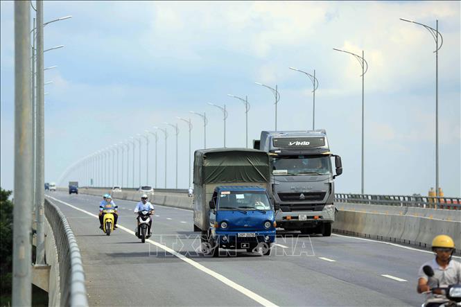Trong ảnh: Cầu rộng 22,5m với 4 làn xe cơ giới, 2 làn xe thô sơ, bao gồm dải phân cách giữa và dải an toàn 1,5m. Bề rộng mặt đường cơ giới 14m; bề rộng làn xe thô sơ 6m. Ảnh: Phạm Kiên - TTXVN