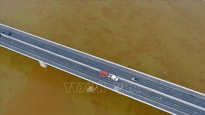 Trong ảnh: Sau khi cầu Hưng Hà cùng tuyến đường nối đường cao tốc Hà Nội - Hải Phòng với đường cao tốc Cầu Giẽ - Ninh Bình vào khai thác đã rút khoảng cách từ TP.Hưng Yên sang TP. Phủ Lý (Hà Nam) còn 20km với thời gian còn 20 phút. Ảnh: Phạm Kiên - TTXVN