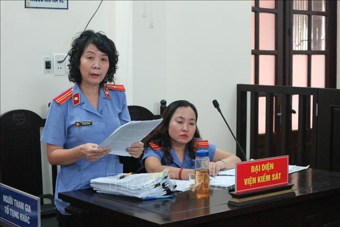 Trong ảnh: Đại diện Viện Kiểm sát quận Hai Bà Trưng nêu quan điểm tại phiên tòa. Ảnh Mạnh Khánh-TTXVN