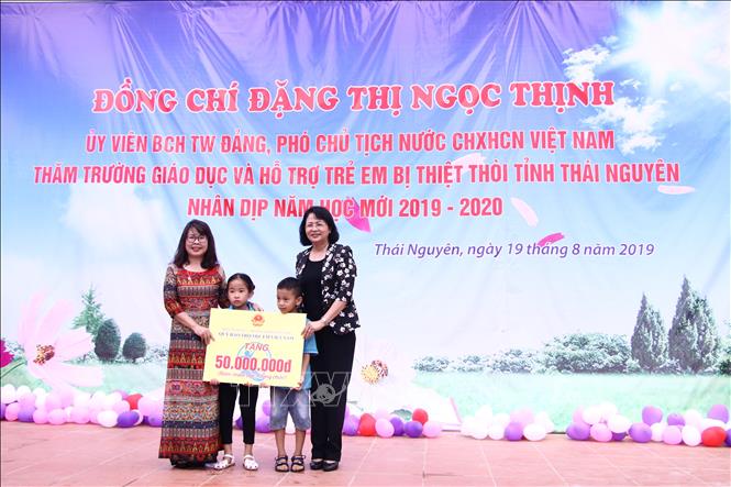 Trong ảnh: Phó Chủ tịch nước Đặng Thị Ngọc Thịnh tặng quà cho học sinh trường Giáo dục và Hỗ trợ trẻ em bị thiệt thòi tỉnh Thái Nguyên. Ảnh: Quân Trang - TTXVN