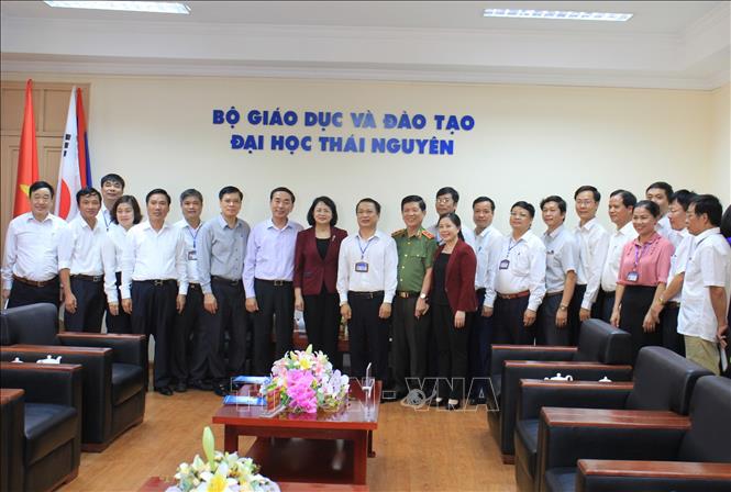 Trong ảnh: Phó Chủ tịch nước Đặng Thị Ngọc Thịnh chụp ảnh lưu niệm cùng cán bộ, giảng viên Đại học Thái Nguyên. Ảnh: Quân Trang - TTXVN