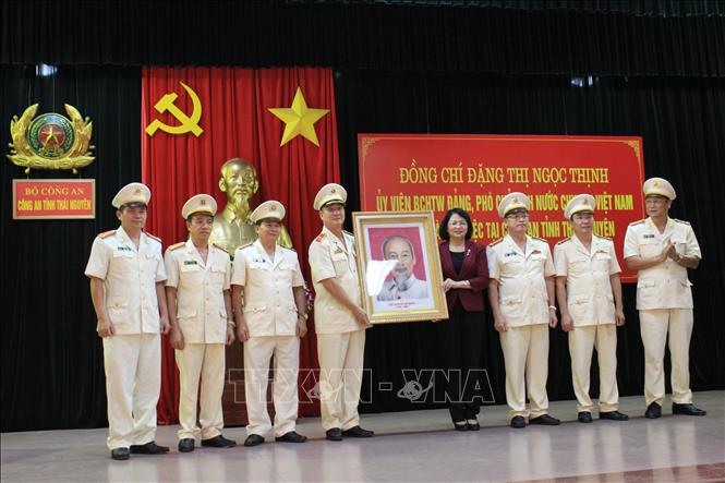 Trong ảnh: Phó Chủ tịch nước Đặng Thị Ngọc Thịnh thăm, tặng quà cán bộ, chiến sĩ Công an tỉnh Thái Nguyên. Ảnh: Quân Trang - TTXVN
