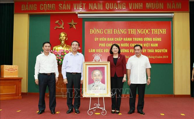 Trong ảnh: Phó Chủ tịch nước Đặng Thị Ngọc Thịnh tặng quà lưu niệm cho Tỉnh ủy Thái Nguyên. Ảnh: Quân Trang - TTXVN
