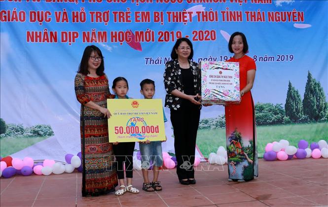 Trong ảnh: Phó Chủ tịch nước Đặng Thị Ngọc Thịnh tặng quà cho học sinh trường Giáo dục và Hỗ trợ trẻ em bị thiệt thòi tỉnh Thái Nguyên. Ảnh: Quân Trang - TTXVN
