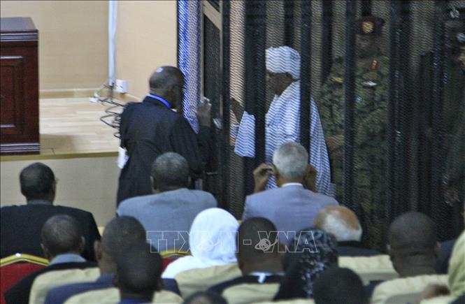 Trong ảnh: Phiên tòa xét xử Tổng thống Sudan bị phế truất Omar al-Bashir (phải, phía xa) ở thủ đô Khartoum ngày 19/8/2019. Ảnh: AFP/TTXVN