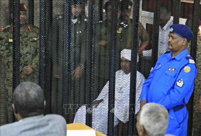 Trong ảnh: Phiên tòa xét xử Tổng thống Sudan bị phế truất Omar al-Bashir (thứ 2, phải, ngồi) ở thủ đô Khartoum ngày 19/8/2019. Ảnh: AFP/TTXVN