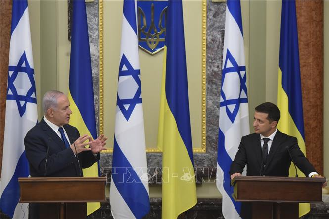 Trong ảnh: Tổng thống Ukraine Volodymyr Zelensky (phải) và Thủ tướng Israel Benjamin Netanyahu trong cuộc họp báo chung tại Kiev ngày 19/8/2019. Ảnh: AFP/TTXVN