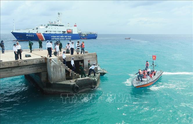 Trong ảnh: Tàu Cảnh sát biển 8001 làm nhiệm vụ tại khu vực đảo Trường Sa Lớn, quần đảo Trường Sa, tỉnh Khánh Hòa. Ảnh: Lâm Khánh - TTXVN