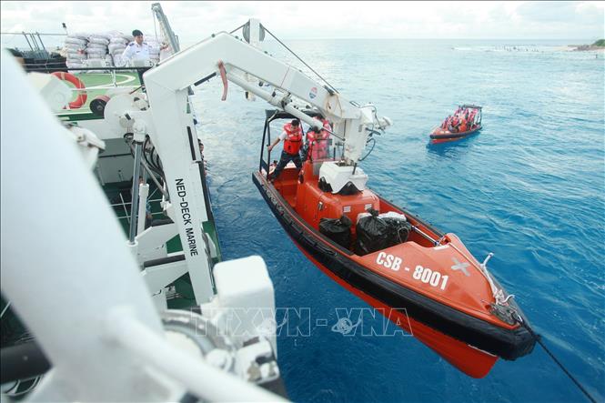 Trong ảnh: Tàu Cảnh sát biển 8001 hoạt động tại khu vực Nhà giàn DK1/15. Ảnh: Lâm Khánh - TTXVN