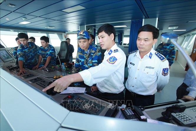 Trong ảnh: Cán bộ, chiến sĩ tàu Cảnh sát biển 8001 phối hợp làm nhiệm vụ tại khu vực biển gần Nhà giàn DK1/15. Ảnh: Lâm Khánh - TTXVN