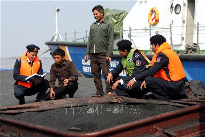 Trong ảnh: Tàu Cảnh sát biển 2007 thuộc Hải đội 101, Vùng Cảnh sát biển 1 phát hiện, bắt giữ 2 tàu ND 1865 và HN 0525 vận chuyển gần 3000 tấn than lậu trên vùng biển Vịnh Hạ Long (tháng 11/2009). Ảnh: Trọng Đức - TTXVN