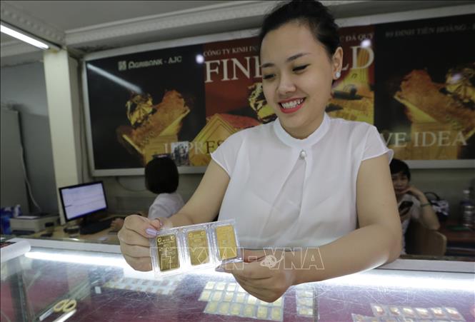 Trong ảnh: Vàng miếng được bày bán tại Công ty vàng Agribank, 91 Đinh Tiên Hoàng, Hà Nội. Ảnh: Trần Việt - TTXVN 
