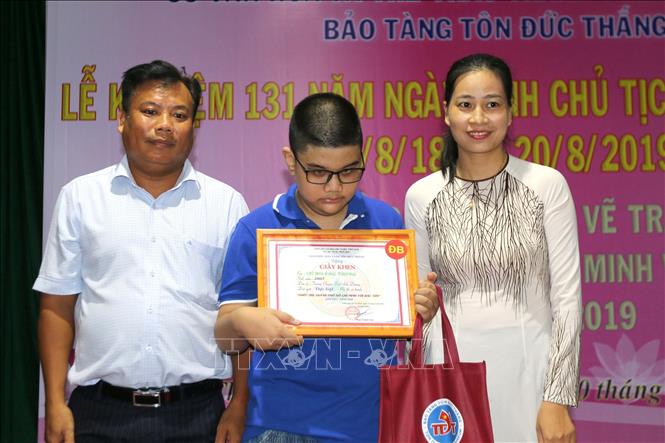 Trong ảnh: Đại diện Sở Văn hóa Thể thao Thành phố Hồ Chí Minh trao giải đặc biệt cho em Võ Hoàng Trọng, Trường chuyên biệt Ánh Dương đạt thành tích tại hội thi vẽ tranh 