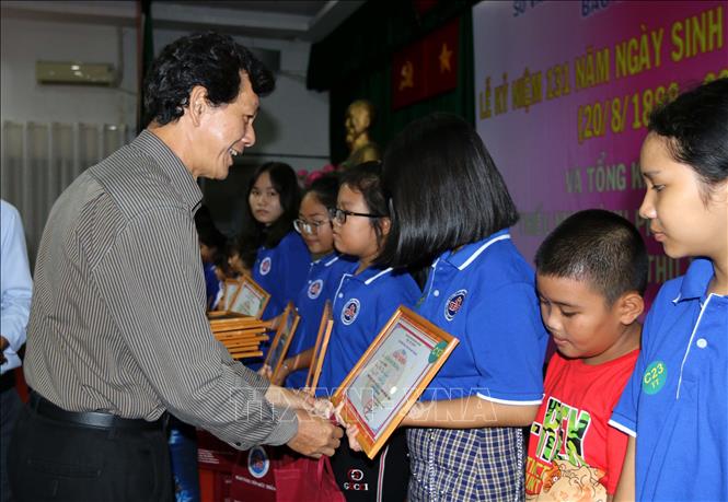 Trong ảnh: Ban Giám hiệu trường Đại học Mỹ thuật Thành phố Hồ Chí Minh trao giải cho các em thiếu nhi đạt thành tích tại hội thi vẽ tranh 
