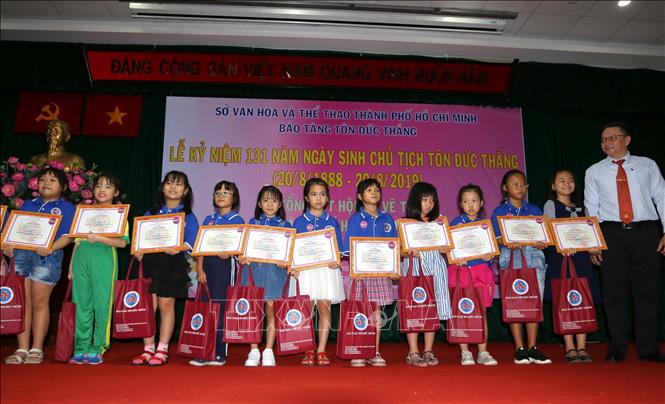 Trong ảnh: Ông Phạm Thành Nam, Giám đốc Bảo tàng Tôn Đức Thắng trao giải cho các em thiếu nhi đạt thành tích tại hội thi vẽ tranh 