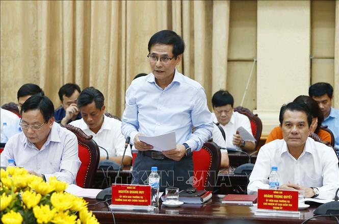 Trong ảnh: Đồng chí Nguyễn Quang Huy, Trưởng ban Nội chính Thành ủy Hà Nội báo cáo tại hội nghị. Ảnh: Văn Điệp – TTXVN