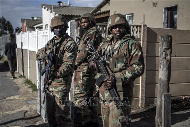 Trong ảnh: Binh sĩ Nam Phi siết chặt an ninh tại Cape Town ngày 8/8/2019. Ảnh: AFP/TTXVN