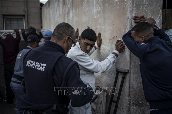 Trong ảnh: Cảnh sát Nam Phi  khám xét trong chiến dịch truy quét tội phạm tại Cape Town ngày 9/8/2019. Ảnh: AFP/TTXVN
