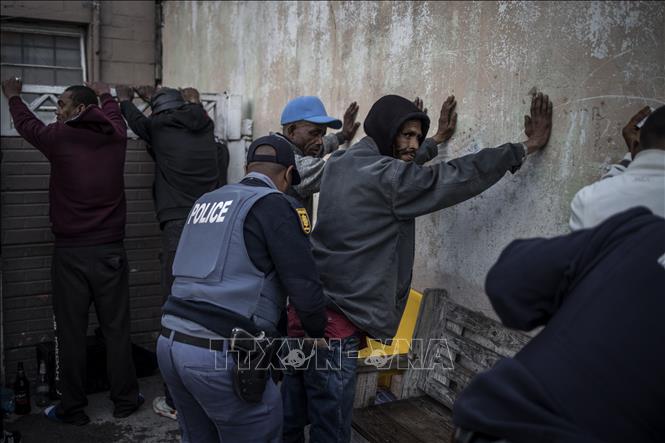 Trong ảnh: Cảnh sát Nam Phi  khám xét trong chiến dịch truy quét tội phạm tại Cape Town ngày 9/8/2019. Ảnh: AFP/TTXVN