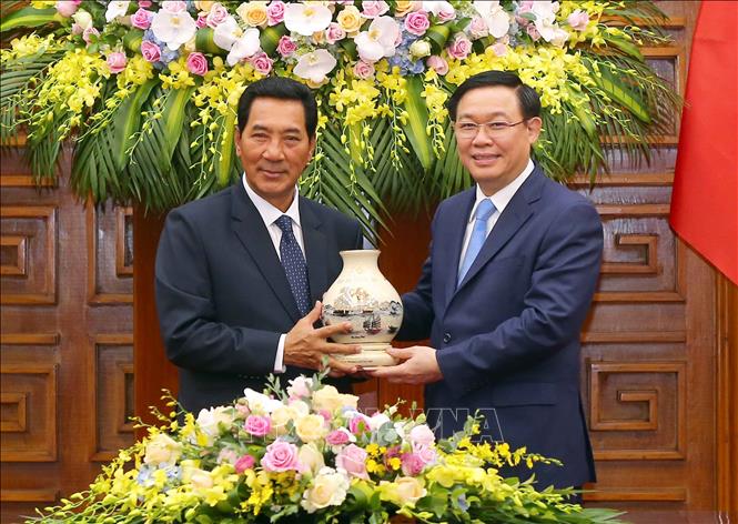 Trong ảnh: Phó Thủ tướng Vương Đình Huệ tặng quà lưu niệm cho Phó Chủ tịch Quốc hội Lào Bounpone Bouttanavong. Ảnh: Doãn Tấn - TTXVN