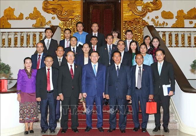 Trong ảnh: Phó Thủ tướng Vương Đình Huệ và Phó Chủ tịch Quốc hội Lào Bounpone Bouttanavon với các đại biểu. Ảnh: Doãn Tấn - TTXVN