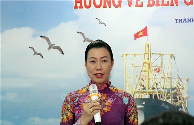 Trong ảnh: Bà Triệu Lệ Khánh, Phó Chủ tịch Ủy ban MTTQ Việt Nam Thành phố Hồ Chí Minh giới thiệu Chương trình giao lưu nghệ thuật 