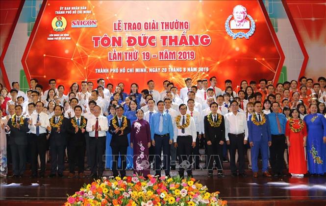 Trong ảnh: Lãnh đạo Tổng Liên đoàn Lao động Việt Nam và Thành phố Hồ Chí Minh với các gương điển hình nhận Giải thưởng Tôn Ðức Thắng năm 2019. Ảnh: Thanh Vũ - TTXVN
